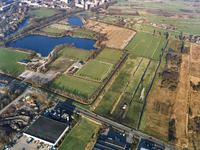 843843 Luchtfoto van de Wageningselaan, met op de voorgrond enkele panden op het industrieterrein Nijverkamp en links ...